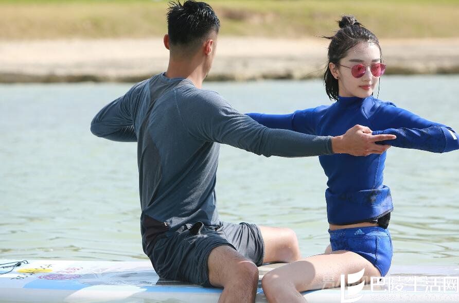 周冬雨余文乐泳装照