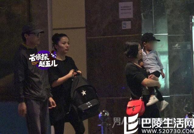 老干部靳东罕见携妻儿外出