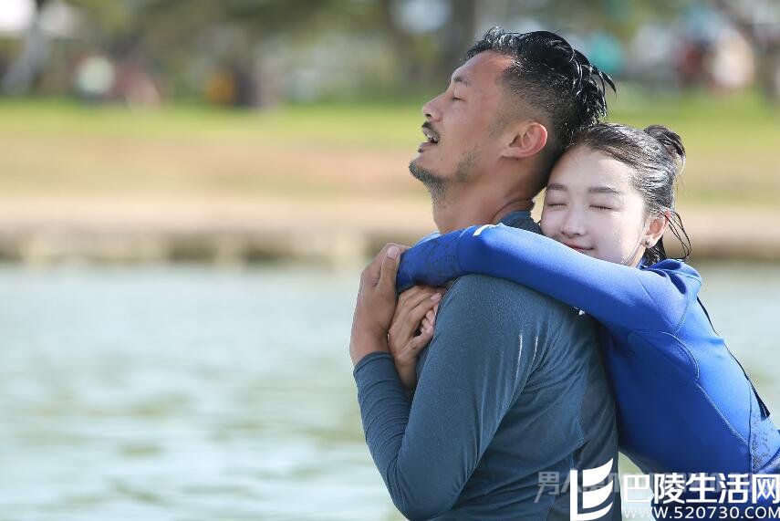 周冬雨综艺首现泳装