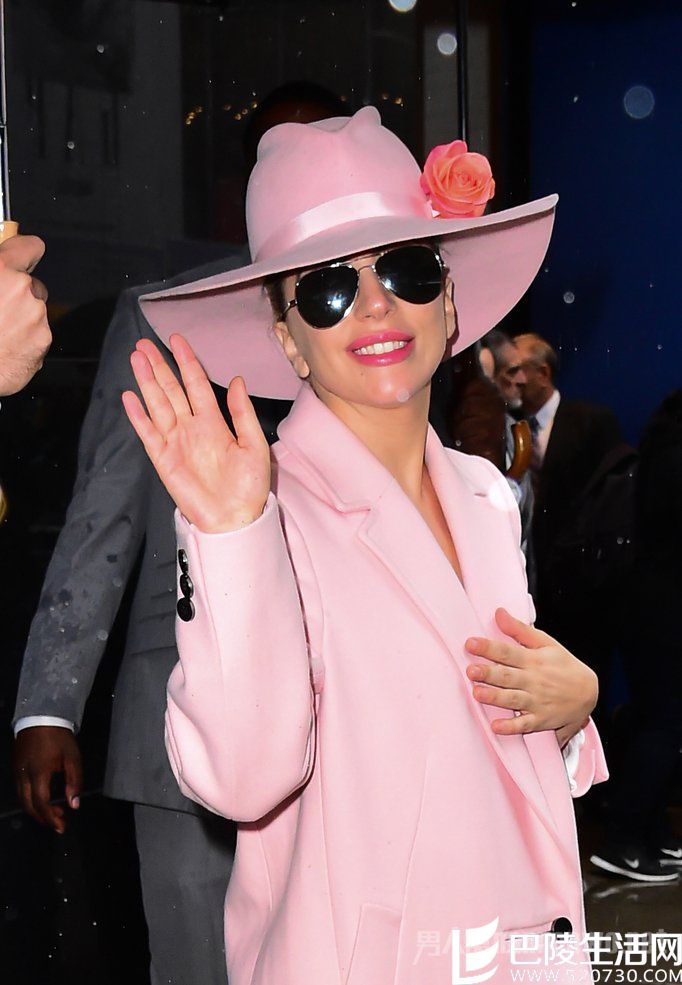 Gaga真空装大秀八字奶