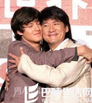 周华健和儿子拥抱