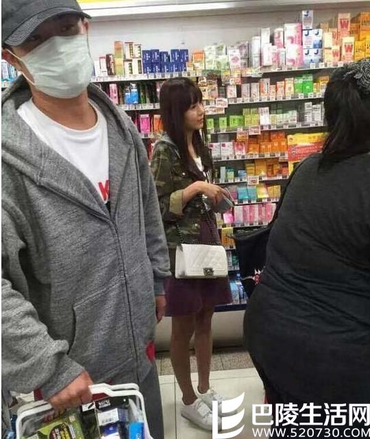 陈赫携张子萱陪母亲逛街