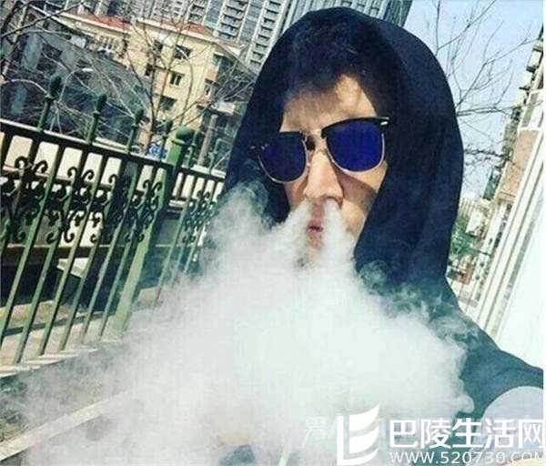 许婧新男友吞云吐雾