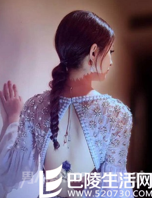 赵丽颖背后花朵纹身