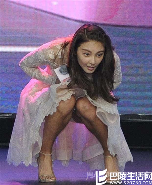 张雨绮蹲地不慎走光 张雨绮蹲地不慎走光