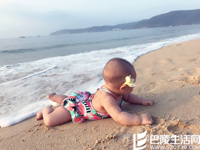 董璇带女儿小酒窝看海