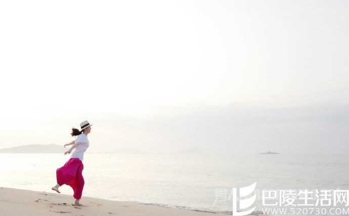 董璇海边清新照