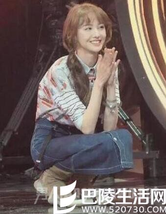 郑爽蹲着录节目 郑爽蹲着录节目