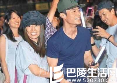 笑得很开心的老干部 笑得很开心的老干部