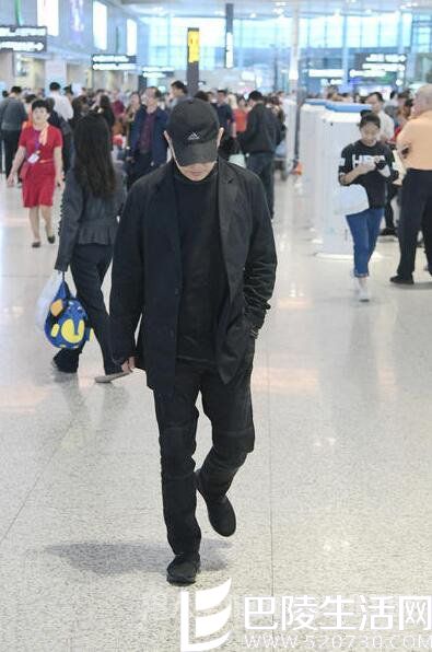 李连杰现身机场 李连杰现身机场