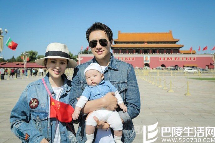 董璇高云翔带女儿游天安门