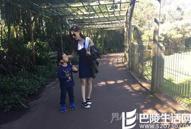 马蓉与儿子出行