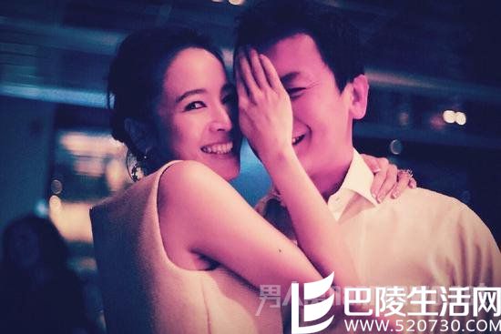 侯佩岑黄伯俊亲密照