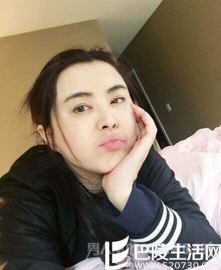 王祖贤晒嘟嘴卖萌自拍