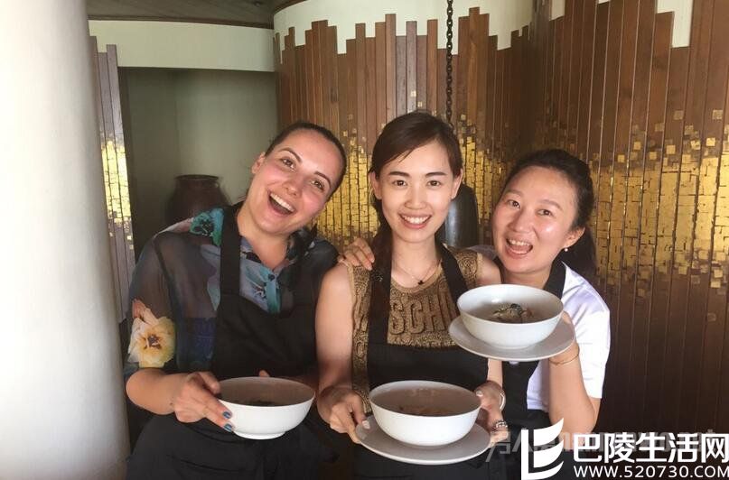 马蓉与友人合影