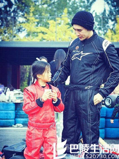 张伦硕带钟丽缇女儿玩卡丁车