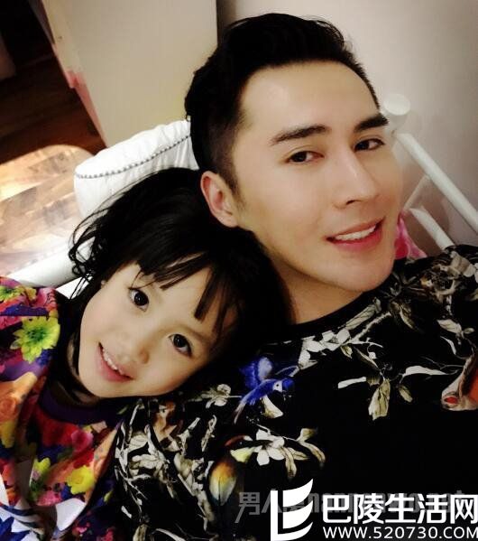 张伦硕严稚棱合照