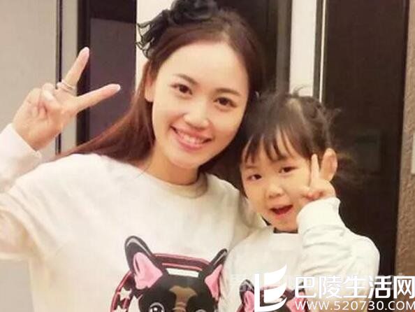 马蓉和女儿合影