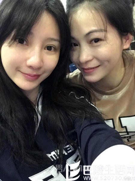 柳岩回老家素颜约会闺蜜