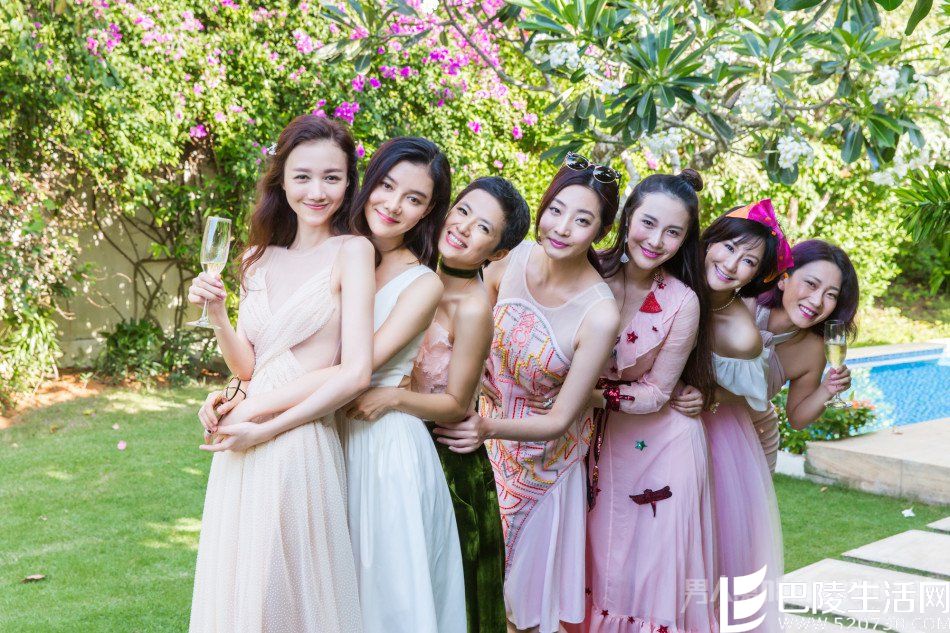 韩雯雯婚礼与伴娘合影 韩雯雯婚礼与伴娘合影