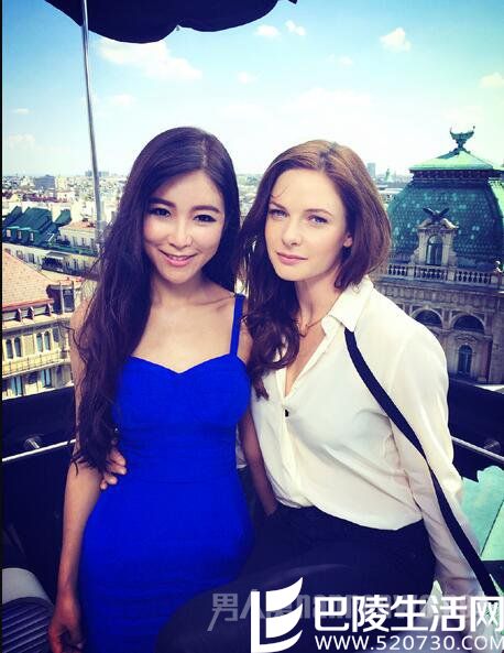 周玲安与女星合影 周玲安与女星合影