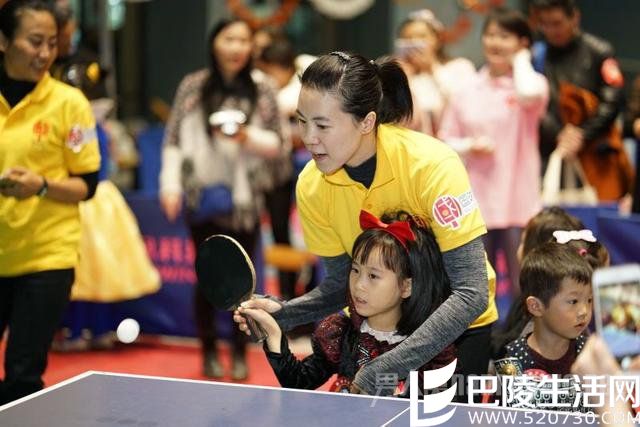 王楠万圣节教小朋友打球