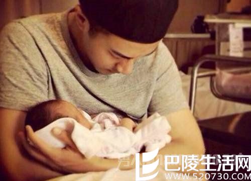 刘恺威怀抱小糯米 刘恺威怀抱小糯米