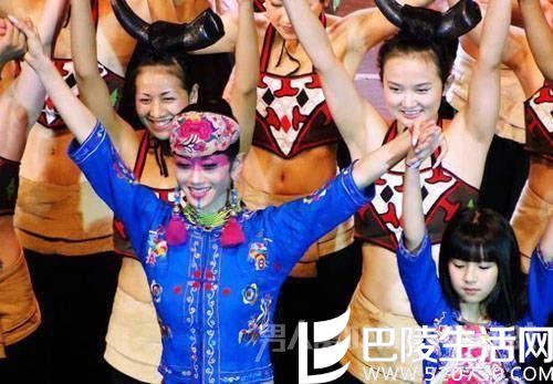 杨丽萍带小彩旗演出