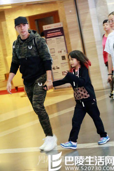 张伦硕与考拉有爱互动