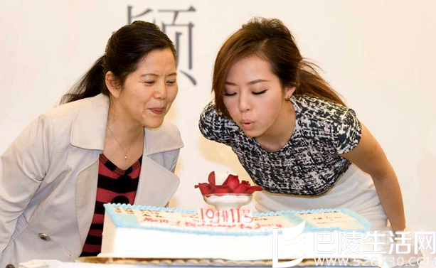 张靓颖妈妈是谁