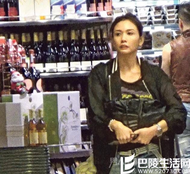 邱淑贞素颜逛超市