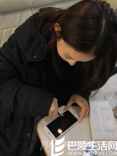 林允为员工贴手机膜