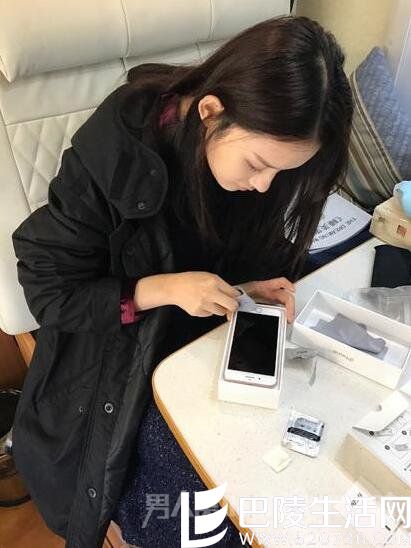 林允贴膜技巧娴熟