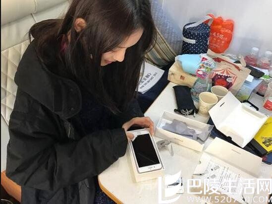 林允为工作人员贴膜