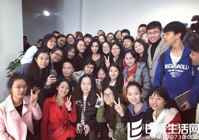 朱茵大学拍戏被热情包围