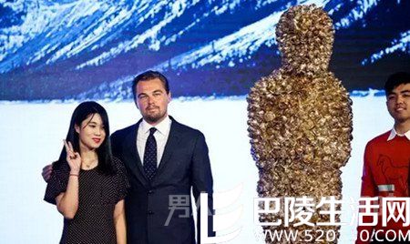 小李获赠玫瑰金人 小李获赠玫瑰金人