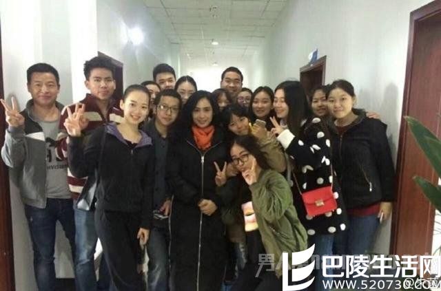 朱茵人气不减与同学们合影