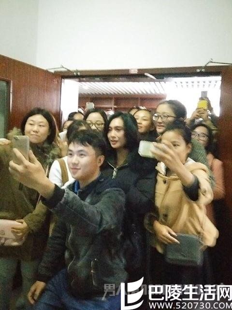 朱茵与学生合影