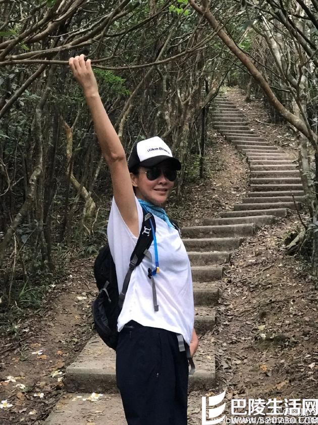 刘嘉玲爬山照 刘嘉玲爬山照