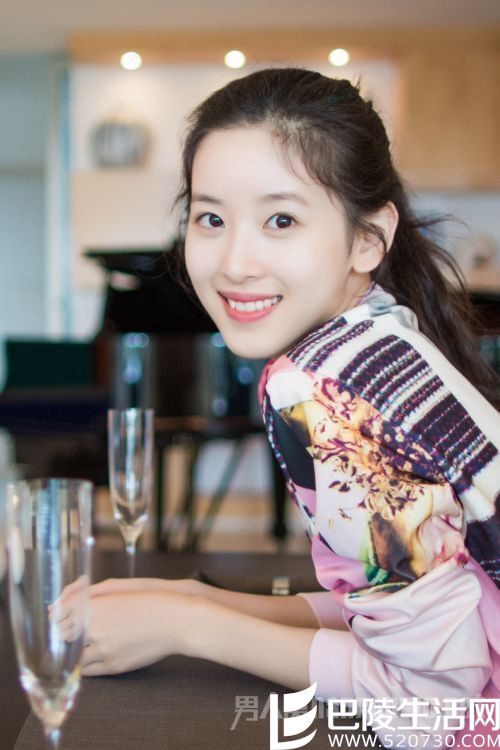 章泽天被赞最拼老板娘