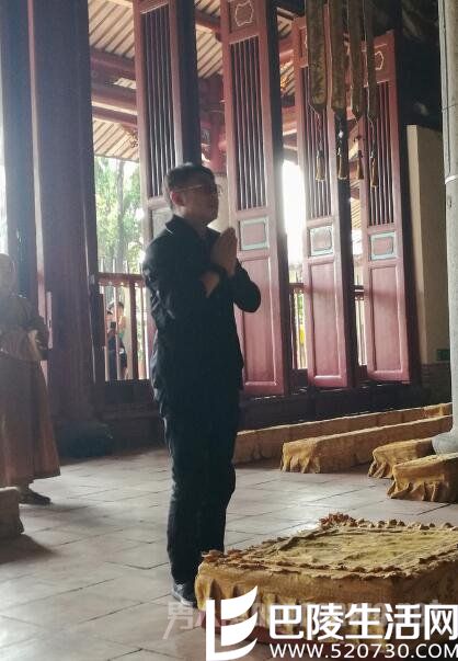 李连杰虔诚礼佛