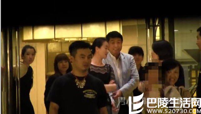 左小青的父亲抱着一个两岁左右的小孩，她应该就是左小青两岁的女儿。