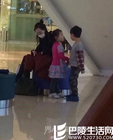 马蓉带儿女西安逛街