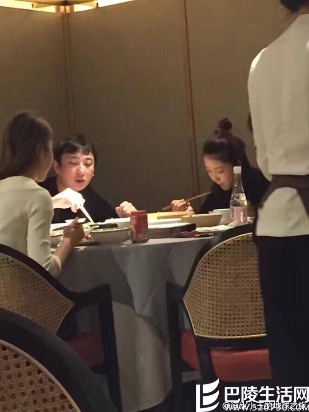 网曝王思聪用餐美女环绕 网曝王思聪用餐美女环绕