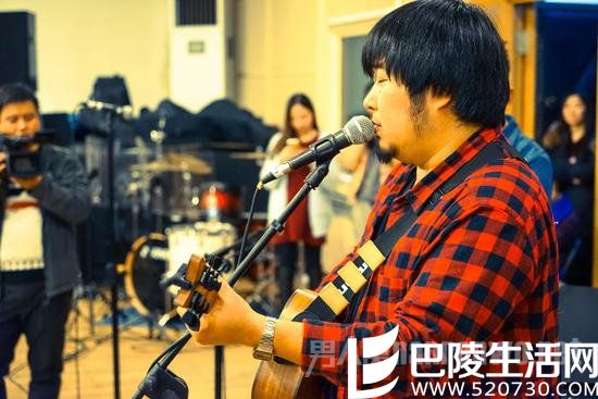 宋冬野释放之后再家写歌