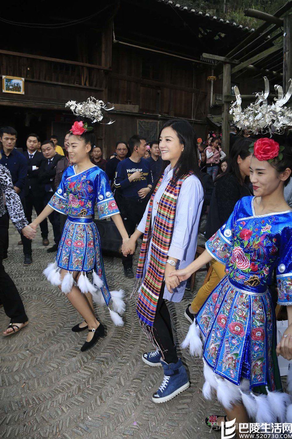 赵薇与苗民跳舞