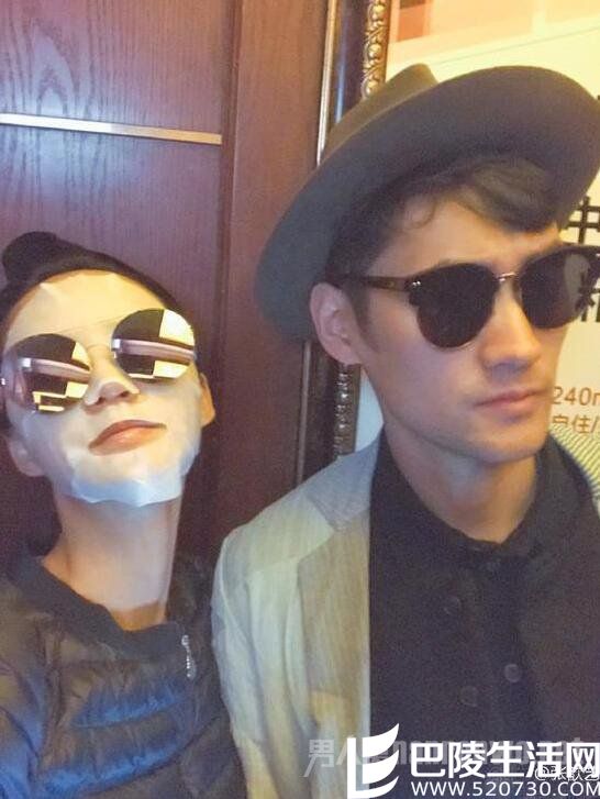 张歆艺袁弘搞怪合照