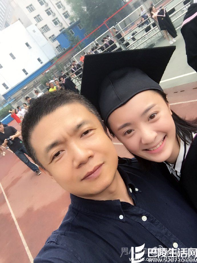 孙铱与老师毕业合影