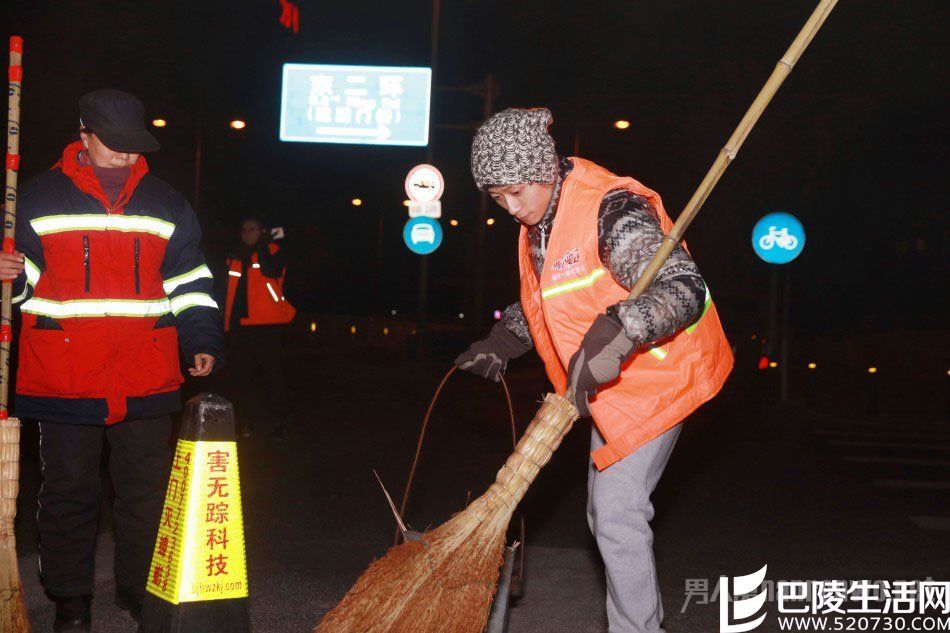 张一山凌晨扫大街