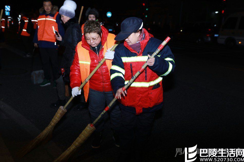 韩红同环卫工人扫大街